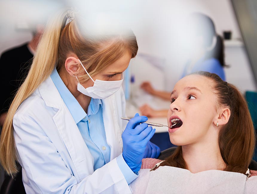 Le cure dentistiche regolari rendono il tuo sorriso più luminoso